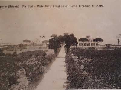 Fu costruito nel 1911 da Raffaele Traversa, fratello di quel Nicola che aveva invece eretto Villa Angelina, la cui entrata si staglia sulla vicina via Napoli